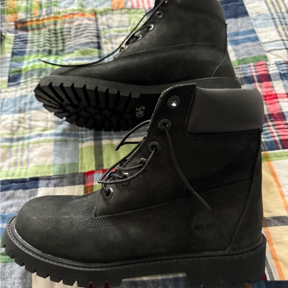 Timberland boots.. size 4 - literally brand new. Hardly worn. - Picture 3 of 4